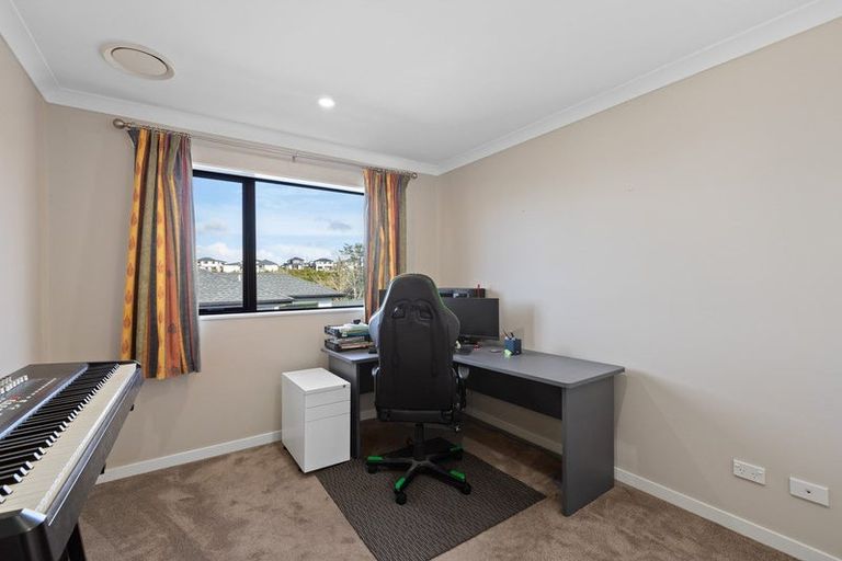 Photo of property in 39 Syd Grant Crescent, Orewa, 0931