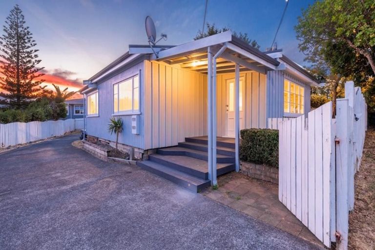 Photo of property in 1 Luckens Road, West Harbour, Auckland, 0618
