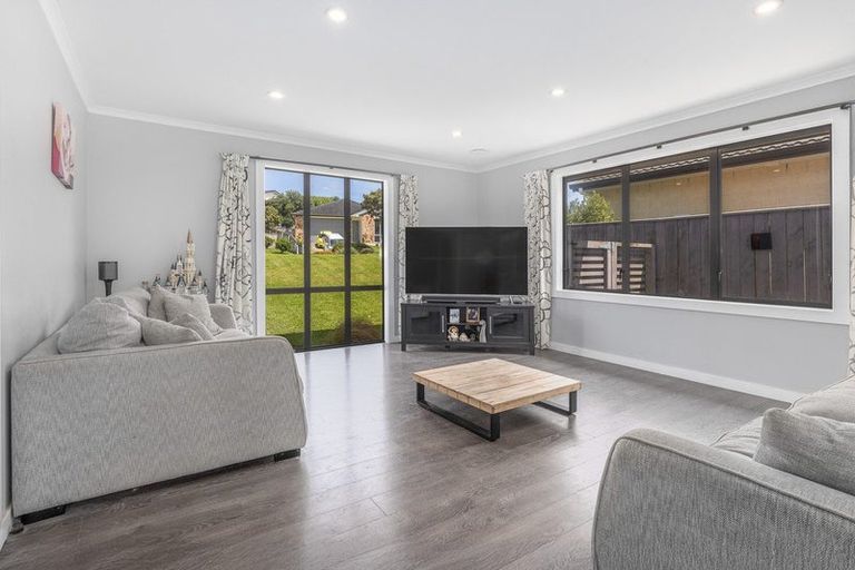 Photo of property in 10 Tararua Close, Aotea, Porirua, 5024