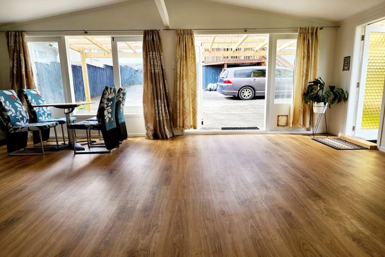 Photo of property in 4 Paton Avenue, Te Atatu South, Auckland, 0610