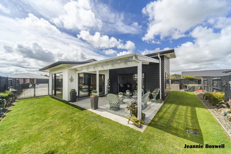 Photo of property in 5 Levi Place, Kelvin Grove, Palmerston North, 4414