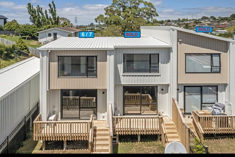 Photo of property in 2/7 Cedar Heights Avenue, Massey, Auckland, 0614
