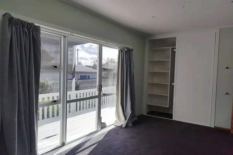 Photo of property in 4 Springbank Lane, Te Atatu Peninsula, Auckland, 0610