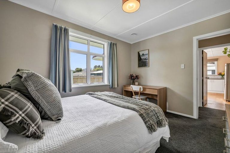 Photo of property in 33 Turakina Street, Merrilands, New Plymouth, 4312