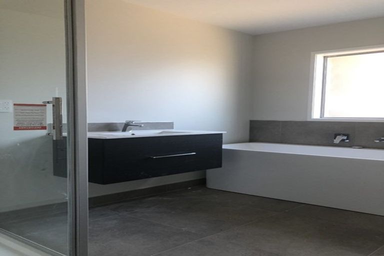 Photo of property in 18 Papa Orchard Drive, Kumeu, 0810