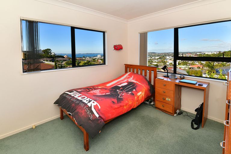 Photo of property in 8 Waldorf Crescent, Orewa, 0931