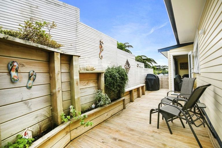 Photo of property in 9 Innes Way, Newlands, Wellington, 6037