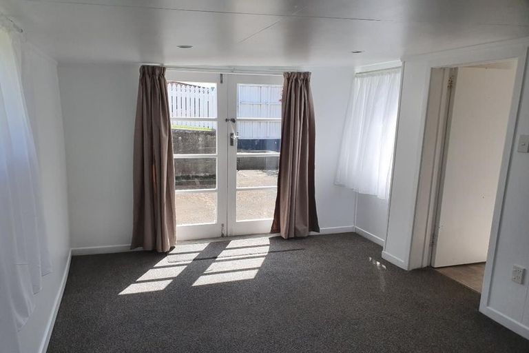 Photo of property in 70 Tukapa Street, Westown, New Plymouth, 4310