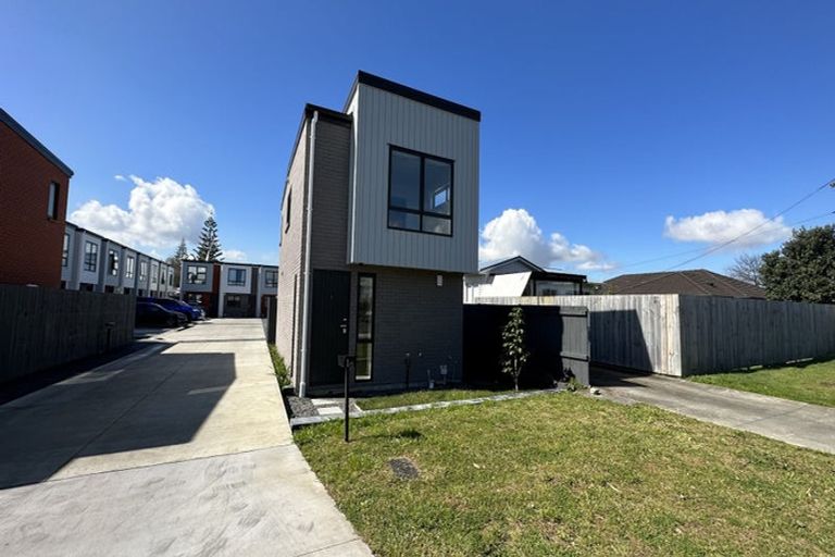 Photo of property in 1/5 Hikurangi Street, Te Atatu Peninsula, Auckland, 0610