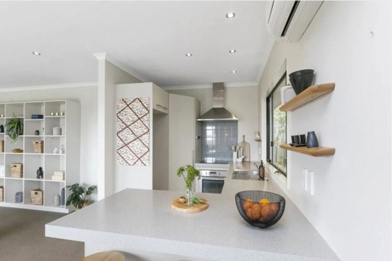 Photo of property in 16 View Road, Titahi Bay, Porirua, 5022