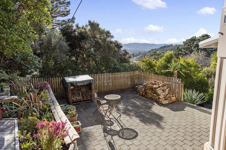 Photo of property in 70 Wyndham Road, Pinehaven, Upper Hutt, 5019