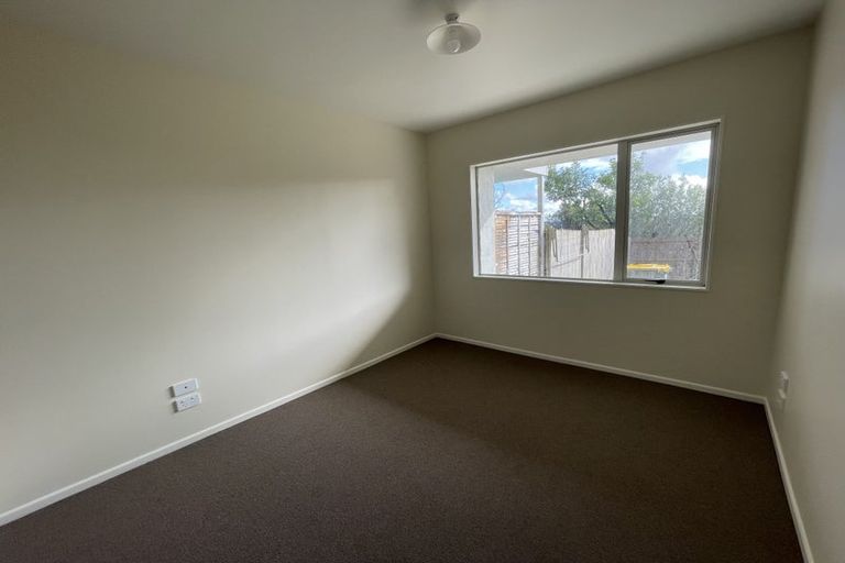 Photo of property in 5/242 Great North Road, Henderson, Auckland, 0612