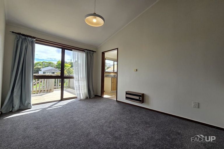 Photo of property in 2/4 Louise Place, Browns Bay, Auckland, 0630
