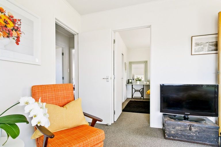 Photo of property in 2/23 Seaview Road, Glenfield, Auckland, 0629