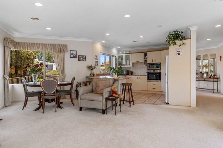 Photo of property in 5 Burleigh Place, Rototuna, Hamilton, 3210