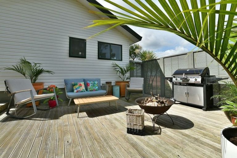 Photo of property in 18 Montcalm Close, Orewa, 0931