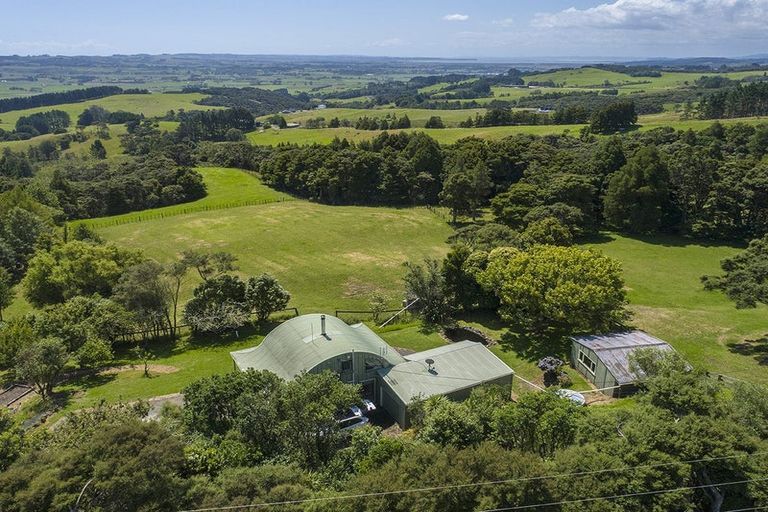 Photo of property in 379 Kiwitahi Road, Helensville, 0875