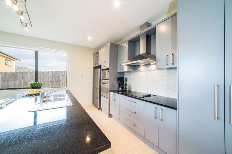 Photo of property in 17 Gordon Stanley Drive, Massey, Auckland, 0614