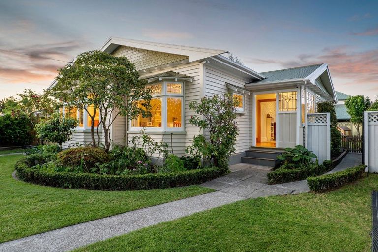 Photo of property in 173 Centaurus Road, Saint Martins, Christchurch, 8022
