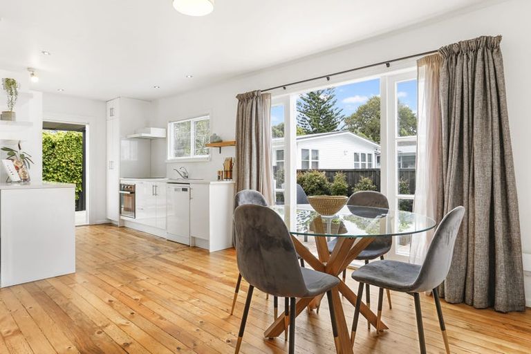 Photo of property in 1/39 Stottholm Road, Titirangi, Auckland, 0604