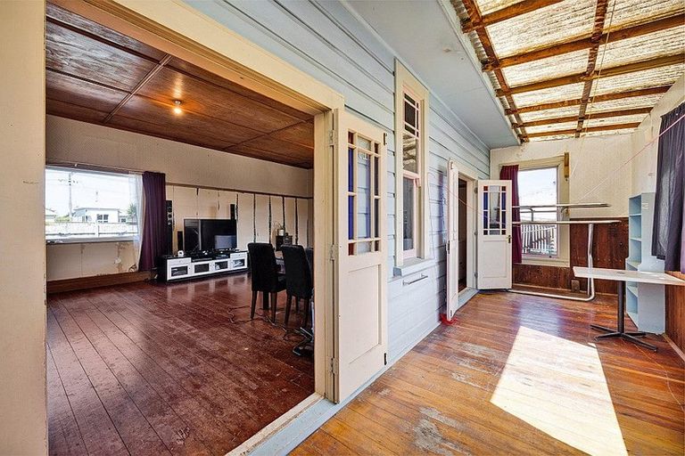 Photo of property in 5 Tawhiti Road, Hawera, 4610