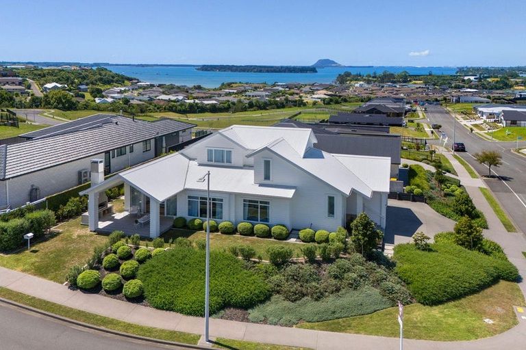 Photo of property in 2 Goldstone Place, Omokoroa, 3114