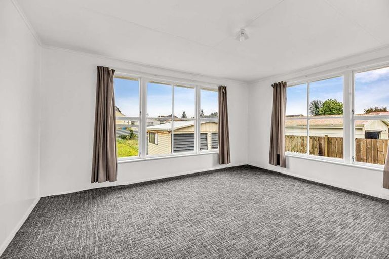 Photo of property in 12 Mcguire Street, Hawera, 4610