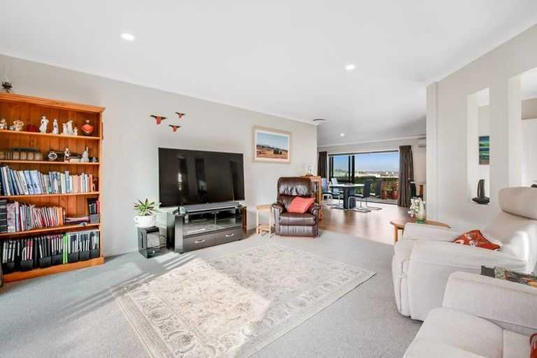 Photo of property in 16 Seamount Drive, Red Beach, 0932