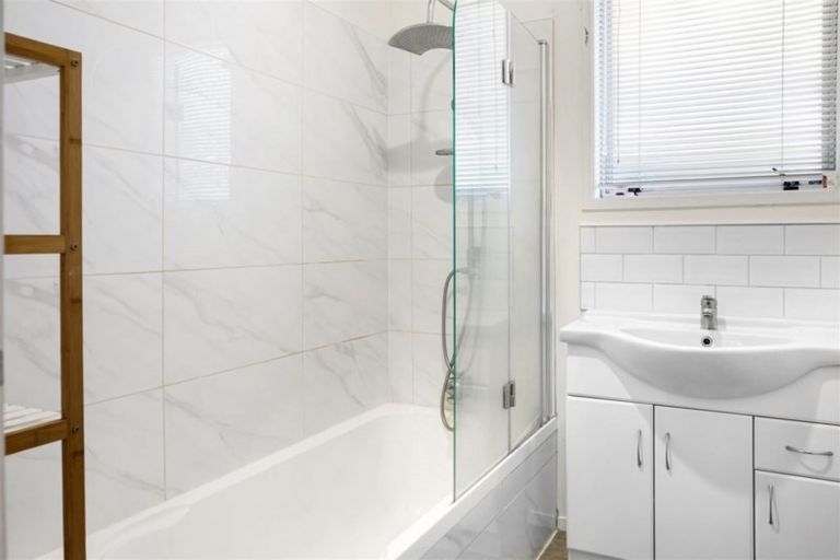 Photo of property in 2/11 Dalmatia Place, Henderson, Auckland, 0612