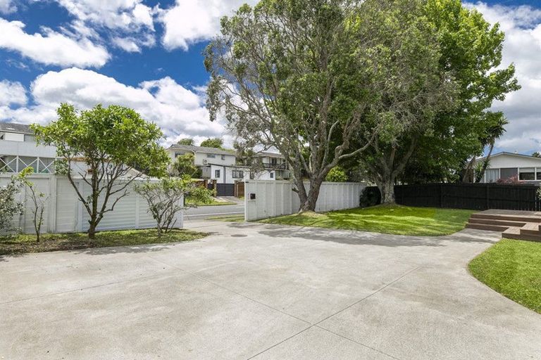 Photo of property in 107 Oreil Avenue, West Harbour, Auckland, 0618