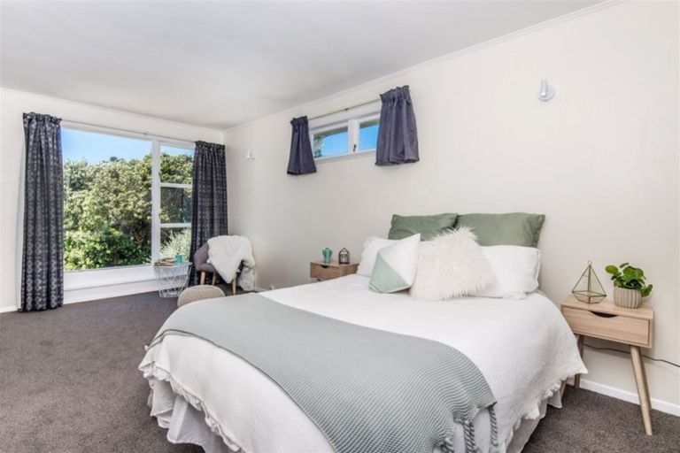 Photo of property in 38 Lyndfield Lane, Newlands, Wellington, 6037