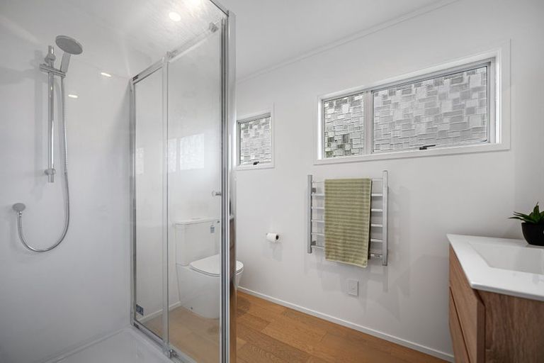 Photo of property in 2/131 Lynn Road, Bayview, Auckland, 0629