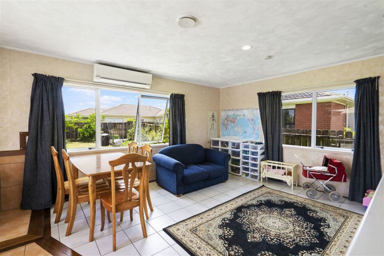 Photo of property in 8 Darcy Place, Massey, Auckland, 0614