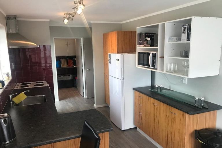 Photo of property in 22 Evesham Place, Newlands, Wellington, 6037