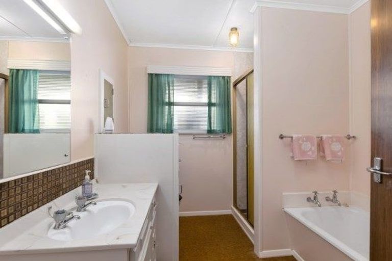Photo of property in 81 Breaker Bay Road, Breaker Bay, Wellington, 6022