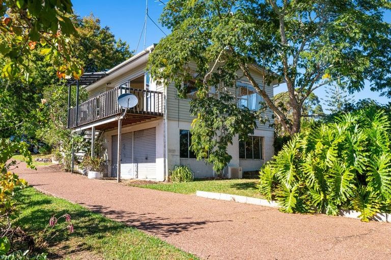 Photo of property in 16 Pohutukawa Avenue, Red Beach, 0932