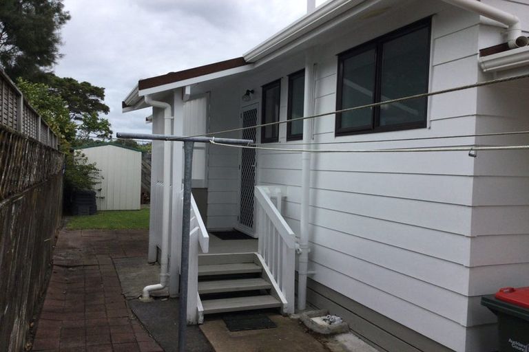 Photo of property in 7 Vardon Road, Green Bay, Auckland, 0604