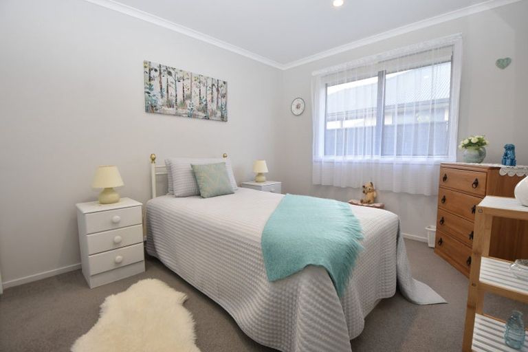 Photo of property in 2 Hereford Drive, Carterton, 5713