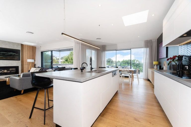 Photo of property in 50 Parr Terrace, Castor Bay, Auckland, 0620