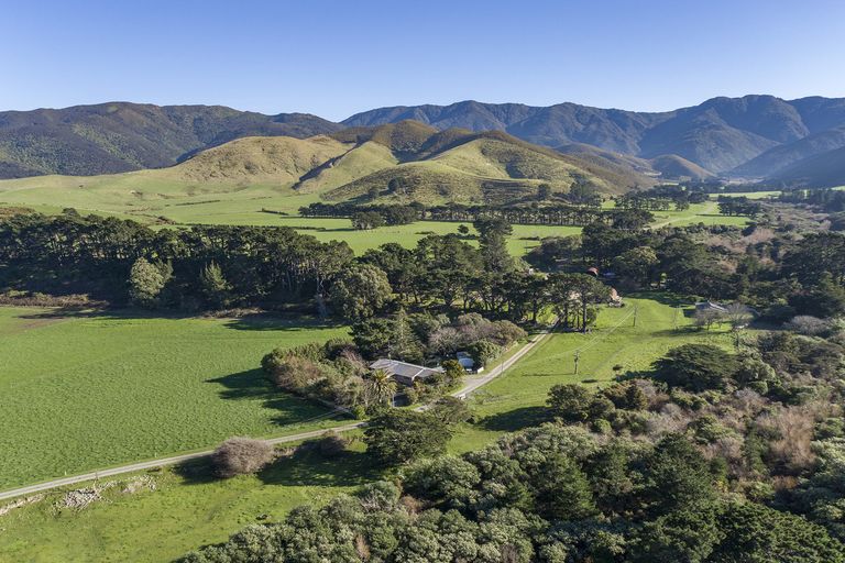 Photo of property in 620 Western Lake Road, Western Lake, Featherston, 5773
