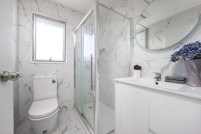 Photo of property in 90 Lantana Road, Green Bay, Auckland, 0604