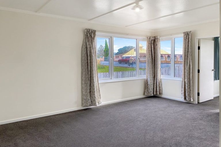Photo of property in 3190 Great North Road, New Lynn, Auckland, 0600