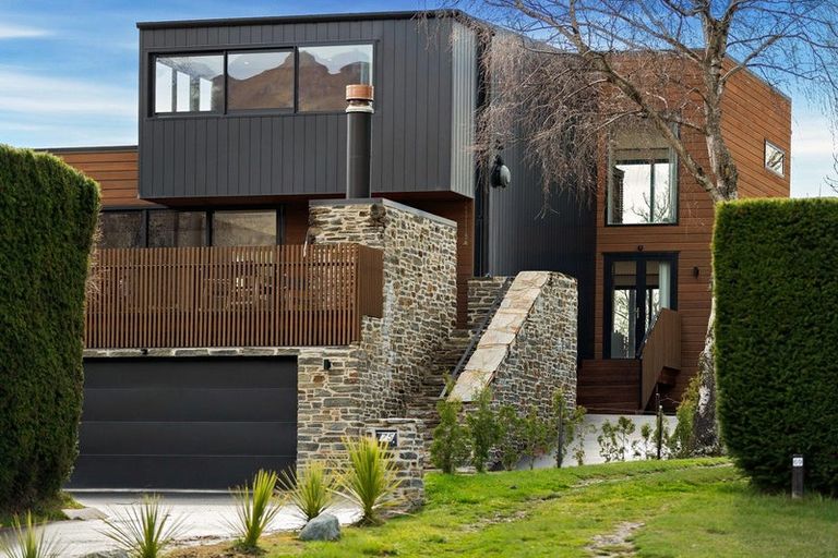 Photo of property in 75 Beacon Point Road, Wanaka, 9305