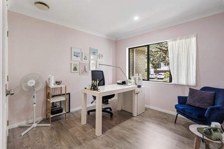 Photo of property in 27 Hogarth Rise, West Harbour, Auckland, 0618
