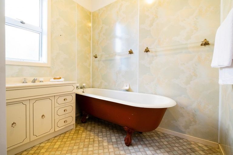 Photo of property in 33 Seapoint Road, Bluff Hill, Napier, 4110