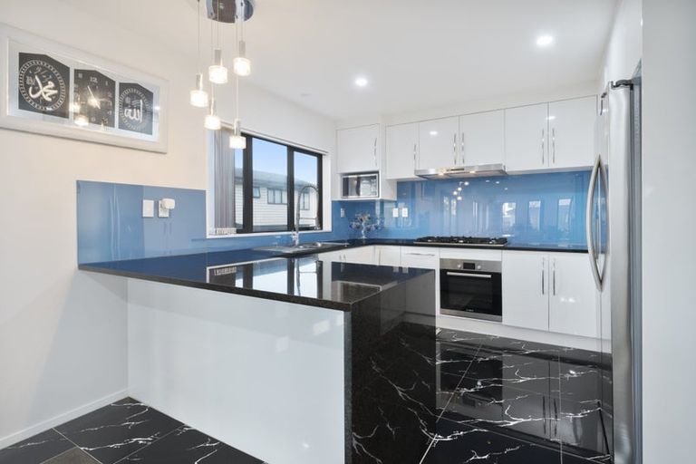 Photo of property in 22 Millcroft Lane, Ranui, Auckland, 0612