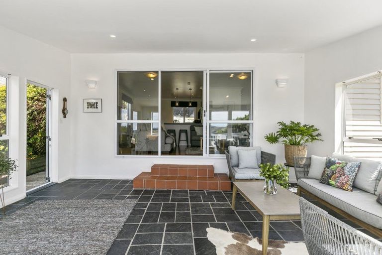 Photo of property in 15 Paparangi Crescent, Paparangi, Wellington, 6037
