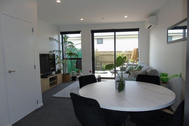 Photo of property in 62u3 Spenmoor Street, Newlands, Wellington, 6037