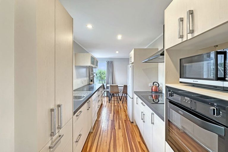 Photo of property in 6 Salford Street, Newlands, Wellington, 6037