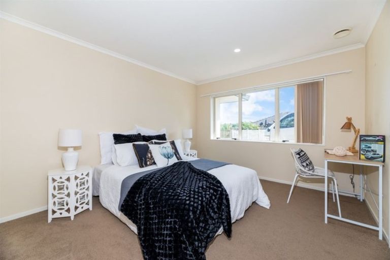 Photo of property in 27 John Brooke Crescent, East Tamaki Heights, Auckland, 2016